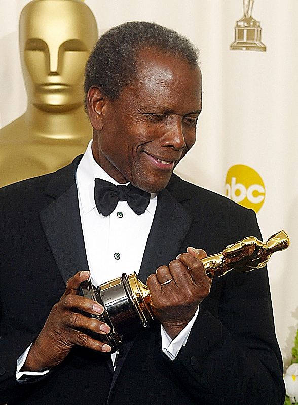 Sidney Poitier admira su Oscar honorífico en la 74 edición de los premios de la Academia de Hollywood (24/03/2002)