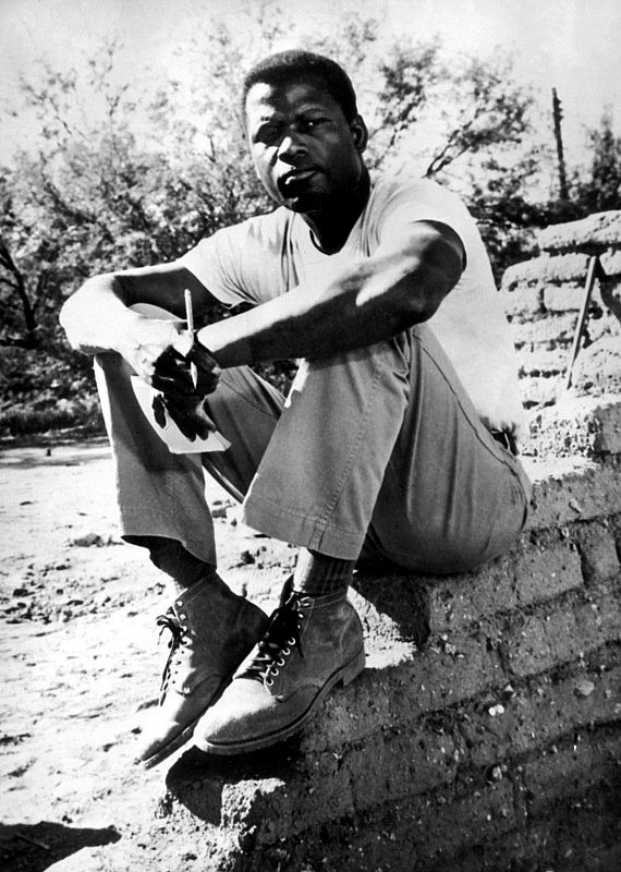 Sidney Poitier en una secuencia de la película Los lirios del valle (1963) del director Ralph Nelson