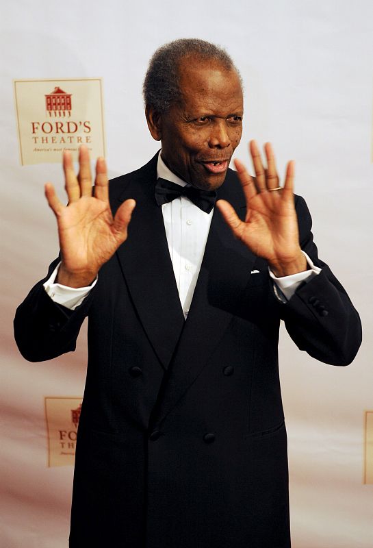 Sidney Poitier llega a la ceremonia de reapertura del teatro Ford y el bicentenario del natalicio del presidente número 16 de Estados Unidos, Abraham Lincoln, en Washington D.C. (11/02/09)