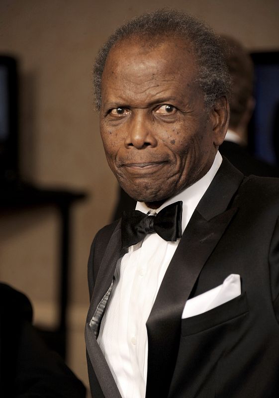 Sidney Poitier posa en la sala de prensa durante la ceremonia de la 69 edición de los Globos de Oro en el Hotel Beverly Hilton en Beverly Hills, Los Ángeles (15/01/2012)