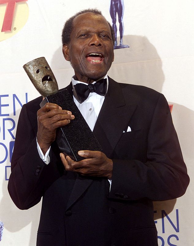 Sidney Poitier posa con el premio a su carrera concedido por el Gremio de Actores en Los Angeles (12/03/2000)