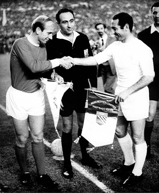 Paco Gento y Bobby Charlton durante un partido de Copa de Europa entre el Madrid y el Manchester City.