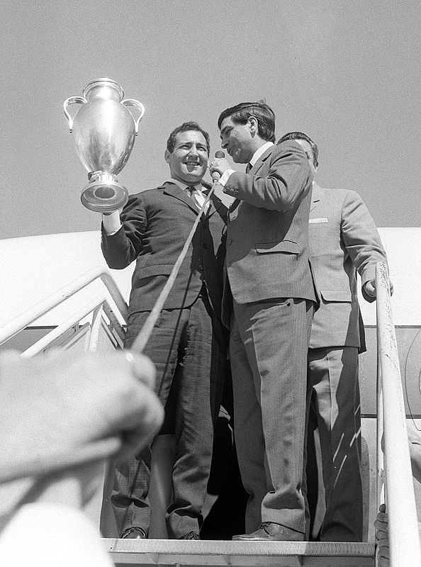 Paco Gento en el Aeropuerto con la 6ª Copa de Europa
