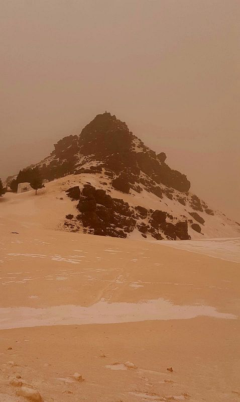 La nieve de la estación de esquí de Sierra Nevada de Granada se tiñe de naranja