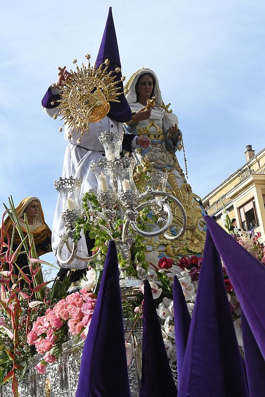 Un nazareno de la Hermandad de Jesús Divino Obrero en lo alto del paso de la Virgen María durante la Procesión del Encuentro