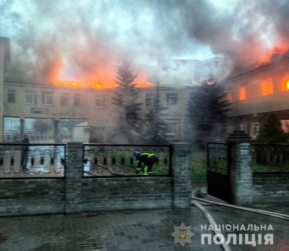 En la imagen, un bombero trata de extinguir las llamas causadas por un ataque de las fuerzas rusas en la ciudad de Lyman, en la región separatista prorrusa de Donetsk