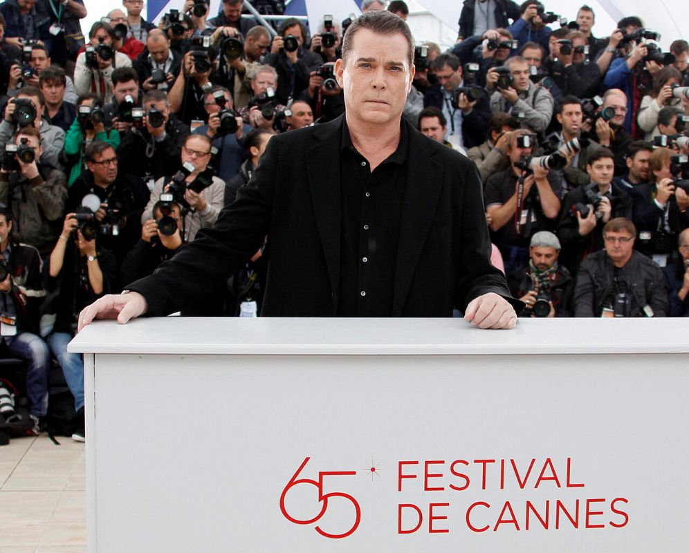 El miembro del reparto Ray Liotta asiste a una sesión fotográfica para la película "Killing Them Softly", del director Andrew Dominik, en competencia en el 65º Festival de Cine de Cannes, en Cannes, Francia.