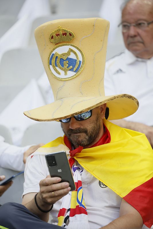 Un aficionado del Real Madrid en la grada del estadio de Francia en Saint-Denis.