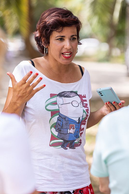 El candidato de Cs, Juan Marín, da de probar un poco de paella a la líder nacional de este partido, Inés Arrimadas, durante las fiestas del Corpus de Granada.