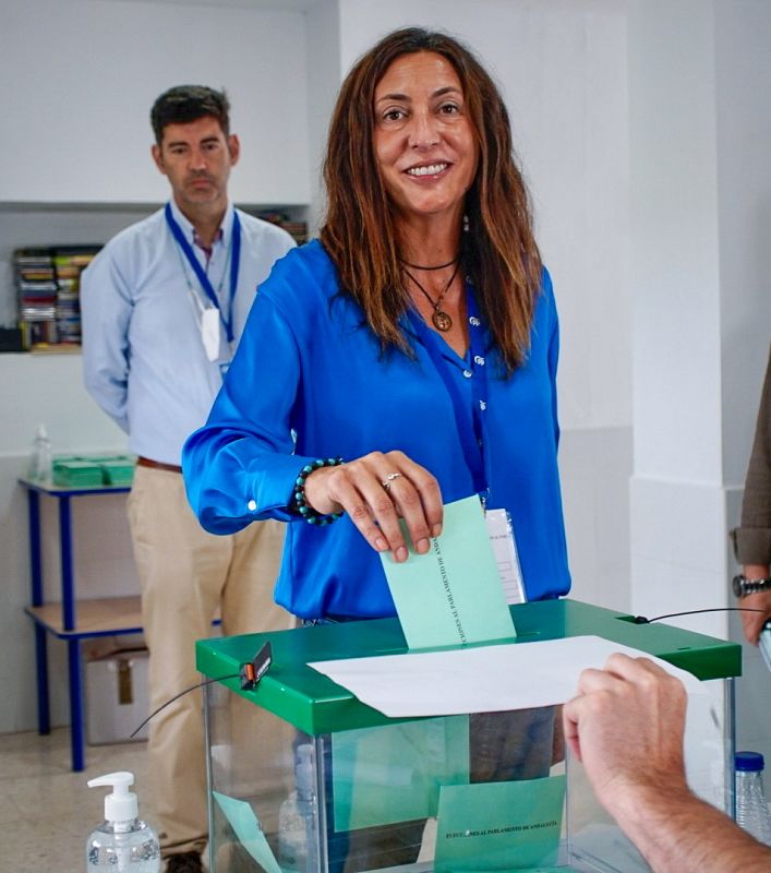 La secretaria general del PP-A y candidata número uno por Huelva, Loles López, ejerce su derecho a voto en el colegio electoral ubicado en la Guardería Municipal de Valverde del Camino