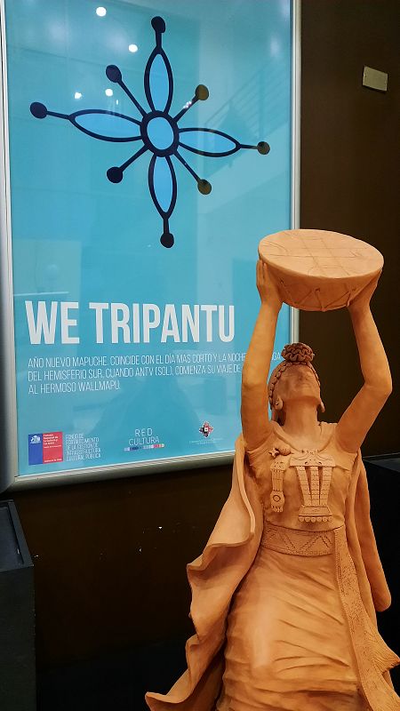 Escultura mapuche con póster del año nuevo