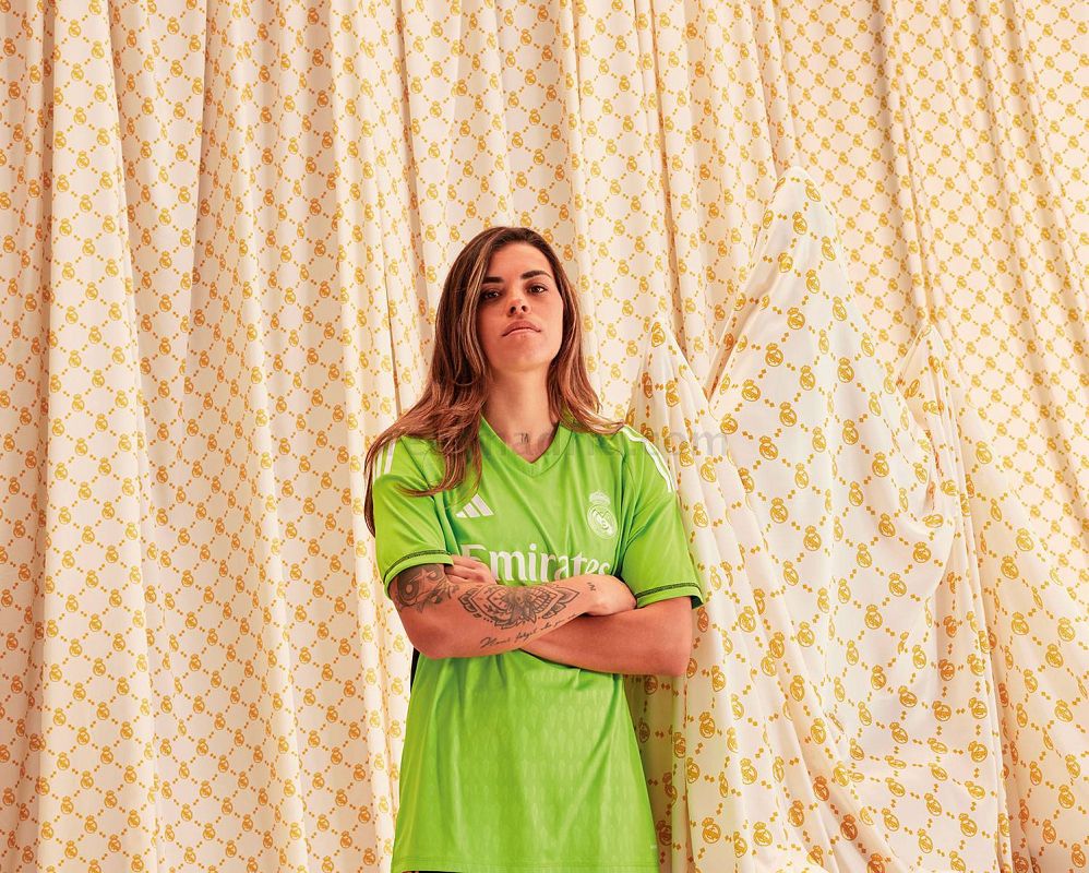 Misa Rodríguez posa con la camiseta de portero titular para la próxima temporada