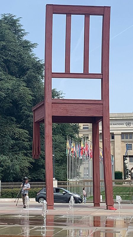 'La silla rota' delante del Palacio de las Naciones