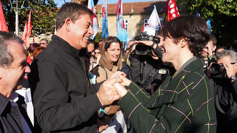 Elecciones Galicia 2024: Besteiro y Pontón se saludan durante la manifestación en defensa de la sanidad pública