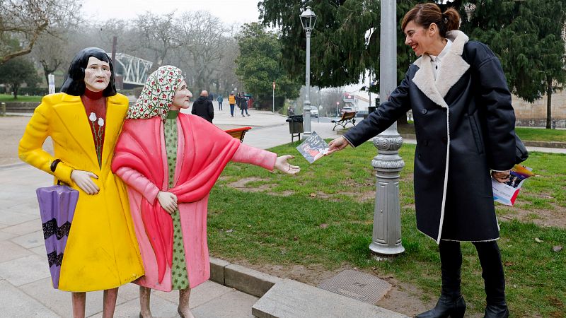 Marta Lois (Sumar) entrega propaganda a "Las dos Marías" de Santiago de Compostela