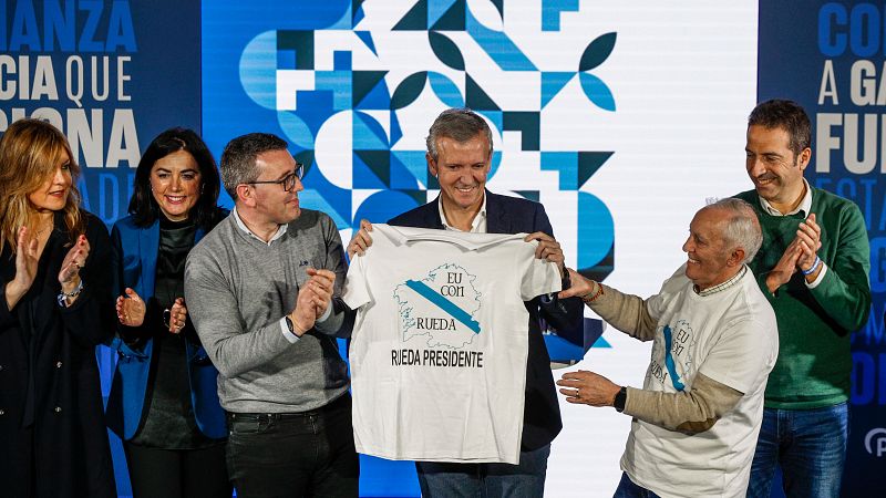 Elecciones Galicia 2024: Rueda recibe una camiseta en un mitin en Ribadeo