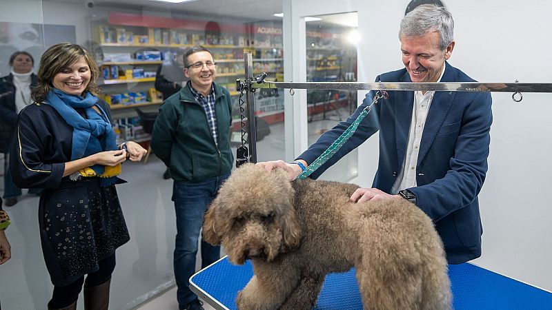 Elecciones Galicia 2024: Rueda visita una tienda de animales