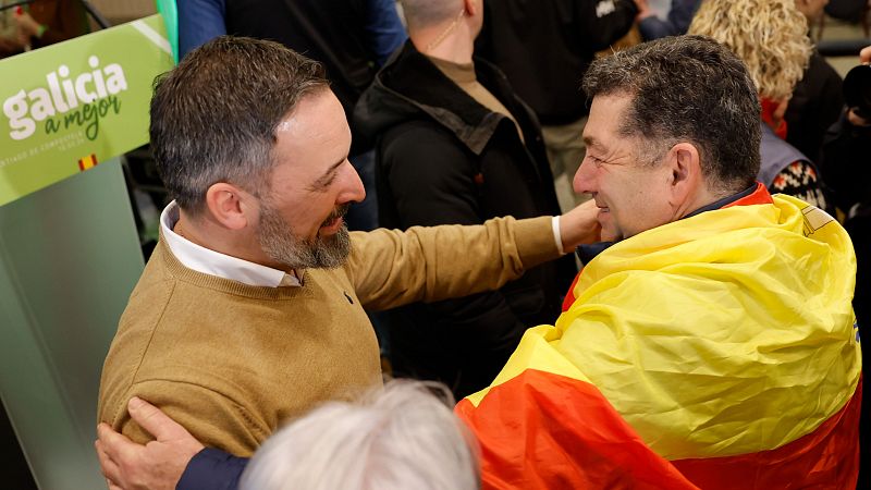 Elecciones Galicia 2024: Abascal saluda a un simpatizante