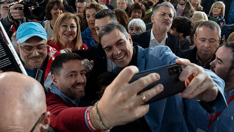 Elecciones Galicia 2024: Pedro Sánchez se fotografía con simpatizantes en Vigo