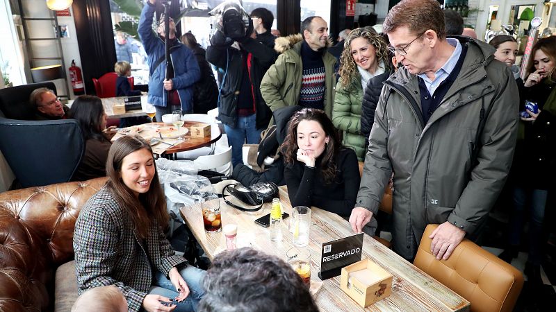 El líder del PP, Alberto Núñez Feijóo, para en una cafetería tras un paseo por Ferrol