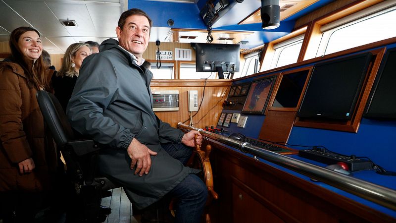 José Ramón Gómez Besteiro (PSdeG) visita uno de los barco de arte de pincho en Celeiro, Lugo