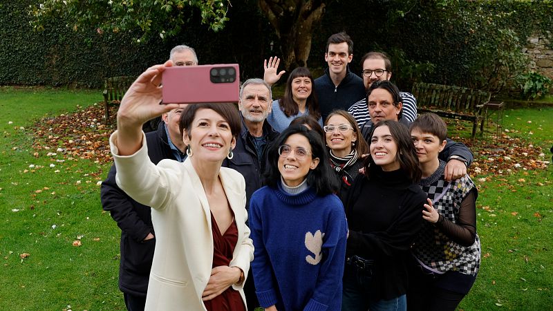 Ana Pontón (BNG) posa con periodistas tras presentar el diseño del Gobierno que pondría en marcha para presidir Galicia