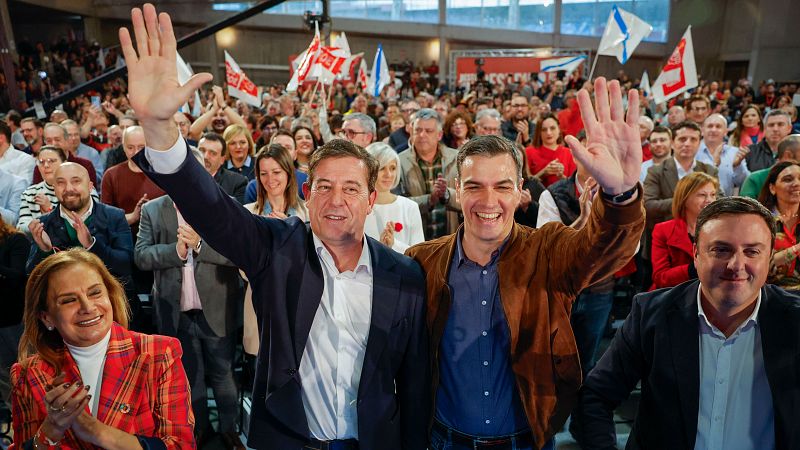 Pedro Sánchez arropa al candidato del PSdeG, José Ramón Gómez Besteiro, en el cierre de campaña en Santiago.