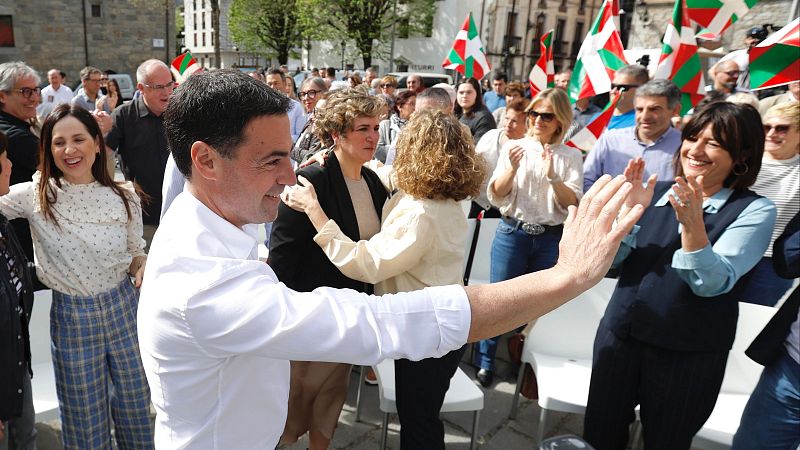 El candidato del PNV; Imanol Pradales, en un mitin electoral en Azkoitia(Guipúzcoa)