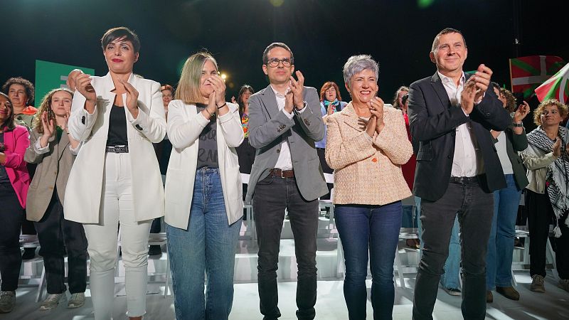 Acto de EH Bildu con el candidato, Pello Otxandiano, y el coordinador del partido, Arnaldo Otegi, en Vitoria