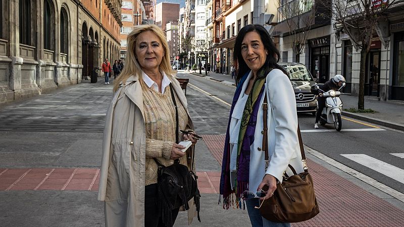 Amaia Martínez y la candidata de Vox por Bizkaia María Pérez Fernández pasean por las calles