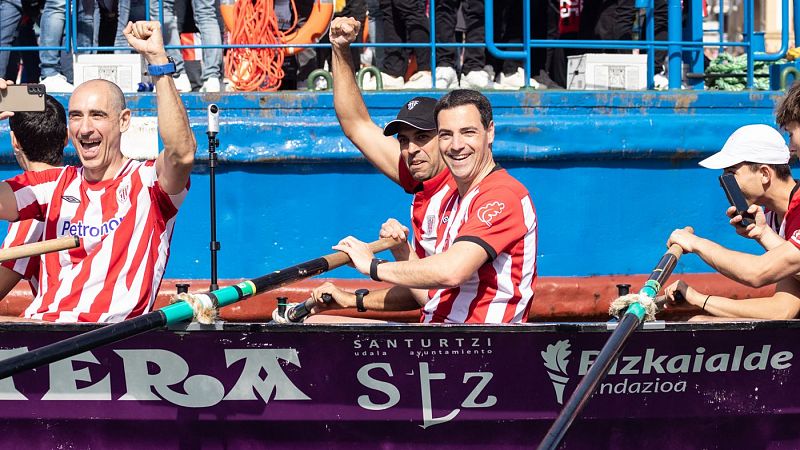 Imanol Pradales (PNV) bogando con la trainera de La Sotera