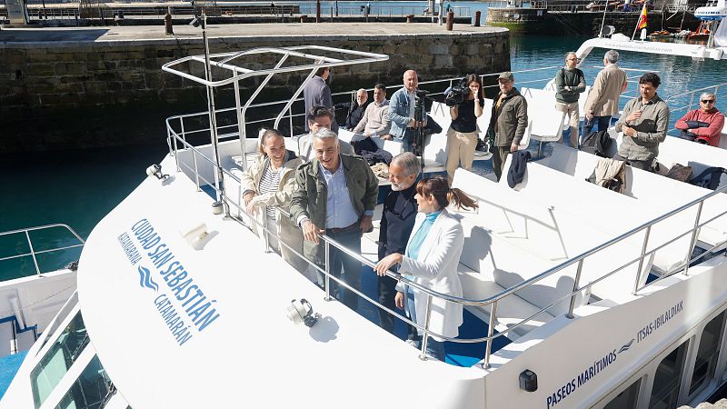 El candidato a lehendakari por el PP Javier de Andrés se sube a un catamarán durante un acto político centrado en el medio ambiente