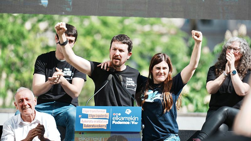 Pablo Iglesias y Miren Gorrotxategi (Elkarrekint Podemos) en un acto de campaña