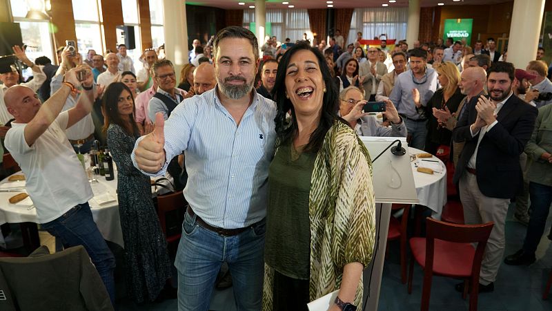 Santiago Abascal, junto con la candidata a lehendakari Amaia Martínez en una comida de Vox