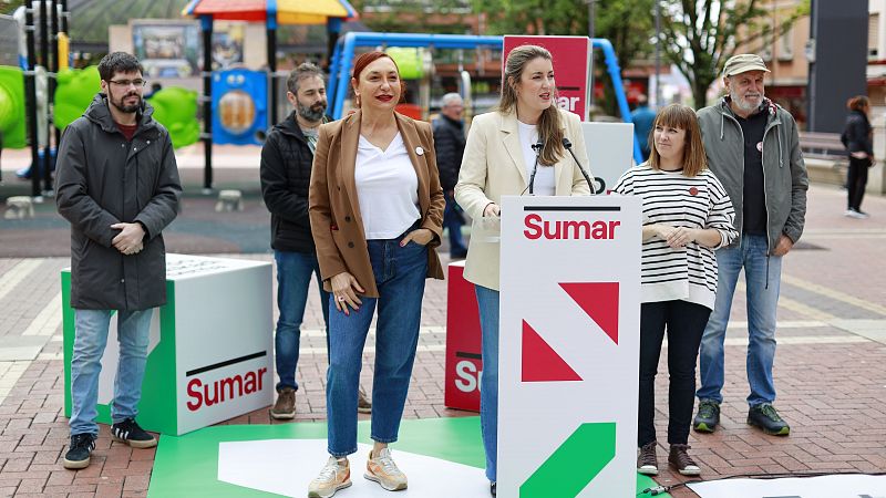 La candidata de Sumar, Alba García, con Carmen Muñoz en un mitin en Sestao