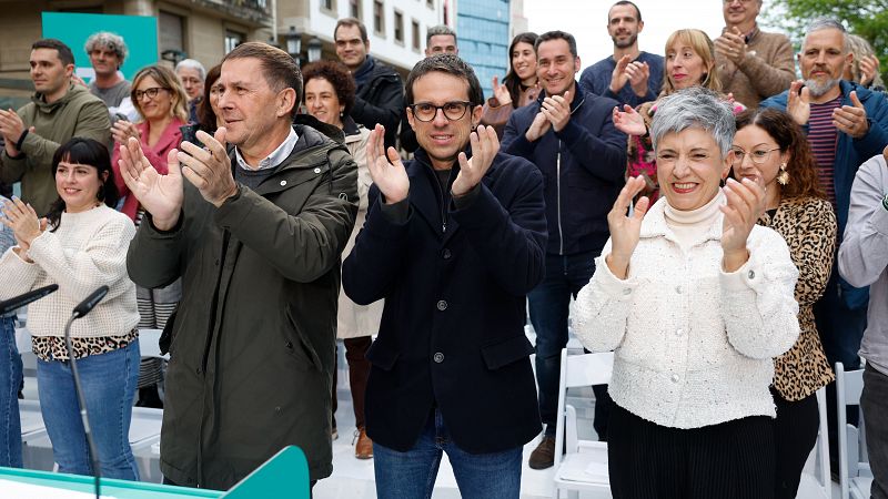 Arnaldo Otegi y Pello Otxandiano participan en un acto de campaña de EH Bildu en Santurce