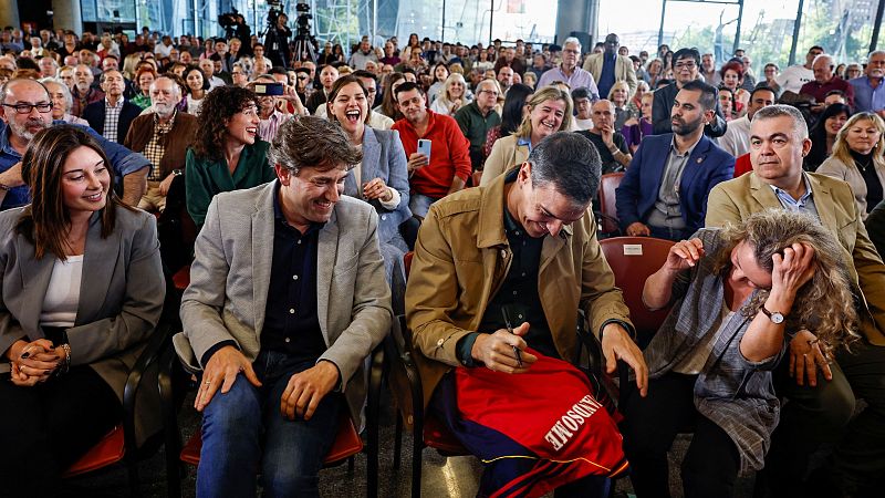 Pedro Sánchez firma una camiseta con el nombre de "Mr. Handsome" en el acto de cierre de campaña del PSE