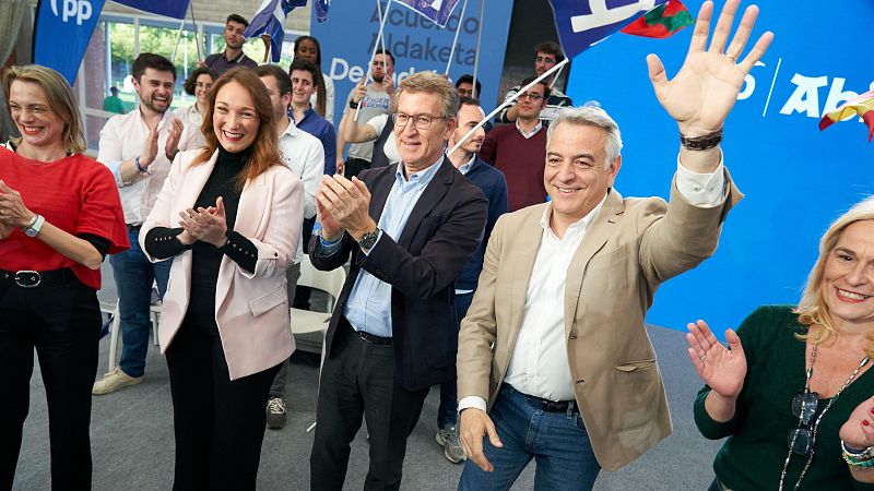 El líder del PP, Alberto Nuñez Feijóo (3i), y el candidato, Javier de Andrés (1d), durante el acto de cierre de campaña del partido