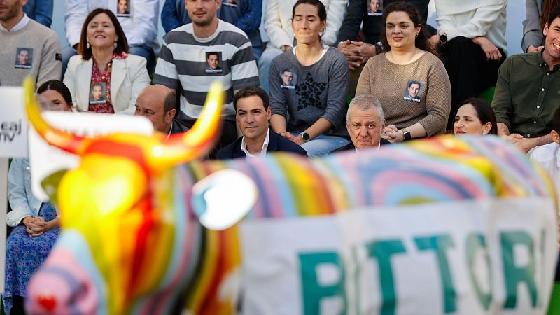 El candidato del PNV, Imanol Pradales, en el cierre de campaña, junto a una representación de la vaca Bittori, que he hecho fortuna por su aparición en un anuncio electoral del partido.