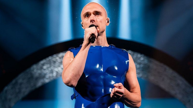 Dons representa a Letonia en Eurovisión 2024 con la canción "Hollow"