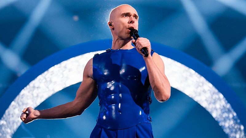 Dons representa a Letonia en Eurovisión 2024 con la canción "Hollow"