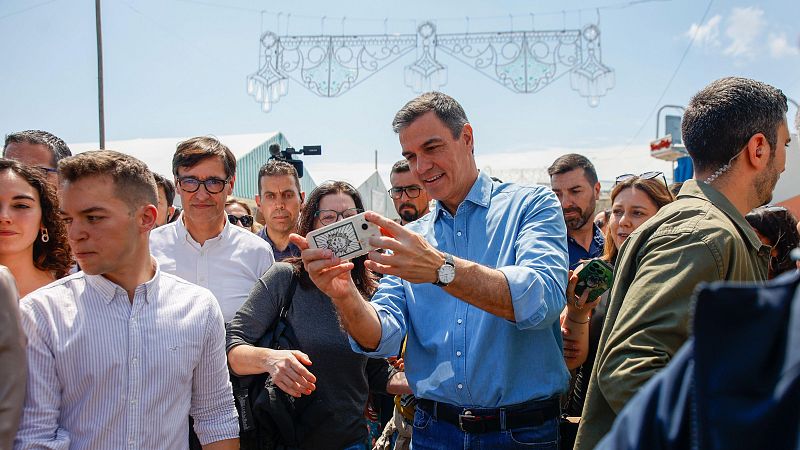 El presidente del Gobierno, Pedro Sánchez, junto al candidato del PSC, Salvador Illa, visita la Feria de Abril de Barcelona