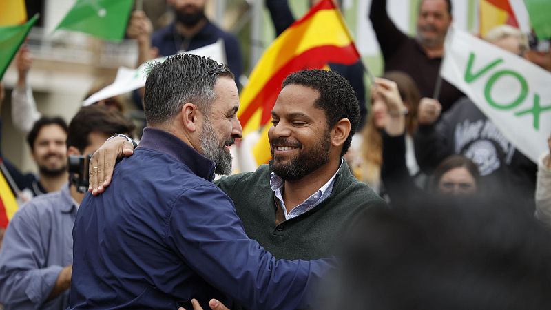 El líder de Vox, Santiago Abascal, y el candidato de Vox a las elecciones catalanas, Ignacio Garriga, durante un mitin en Tarragona