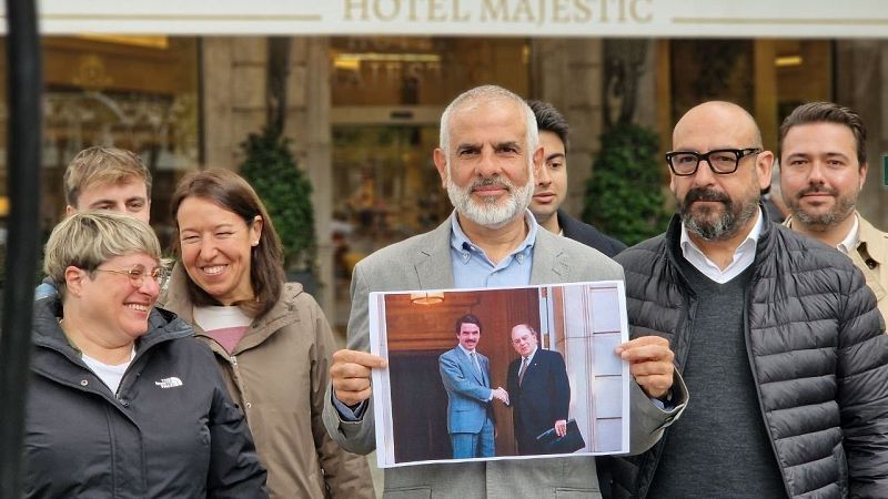 El candidato de Cs, Carlos Carrizosa, ante el Hotel Majestic donde se fraguó en 1996 el pacto entre el PP y CiU