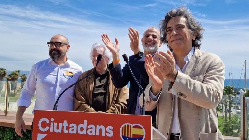 El candidato de Cs, Carlos Carrizosa, arropado por Jordi Cañas, Javier Nart y Arcadi Espada, en el acto central de su campaña