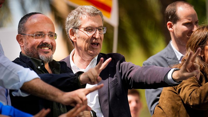 El presidente del PP, Alberto Núñez Feijóo, junto al candidato a la Generalitat, Alejandro Fernández, durante un mitin-butifarrada este sábado en Badalona