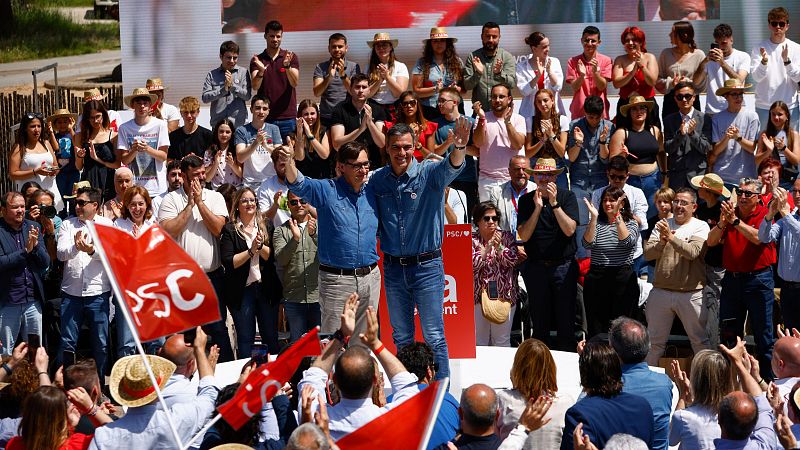 El presidente del Gobierno, Pedro Sánchez, junto al candidato del PSC a la Generalitat, Salvador Illa, durante un acto electoral este sábado en Barcelona.