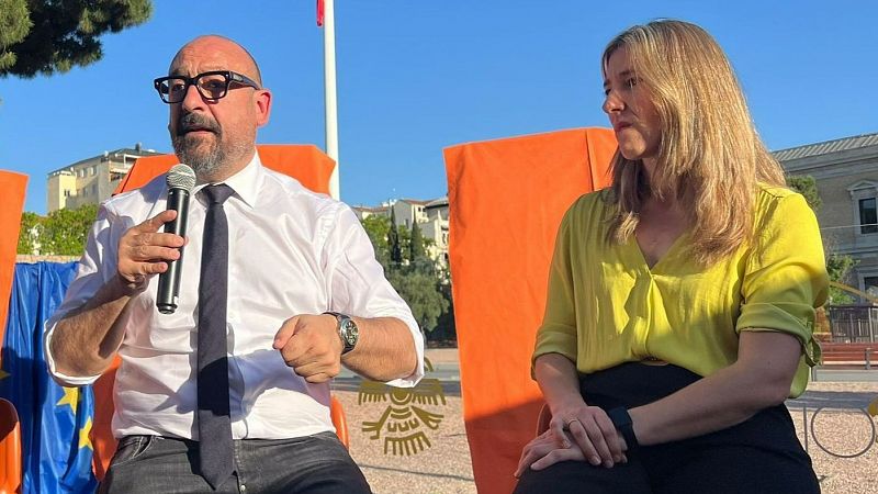 El cabeza de lista de Cs, Jordi Cañas, junto a la candidata Mariana Boadella