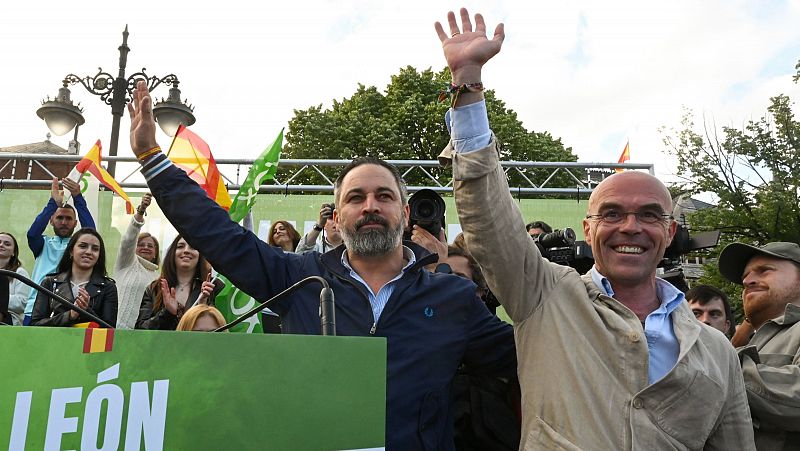 El cabeza de lista de Vox a las elecciones al Parlamento Europeo, Jorge Buxadé (dcha), saluda junto al presidente del partido, Santiago Abascal