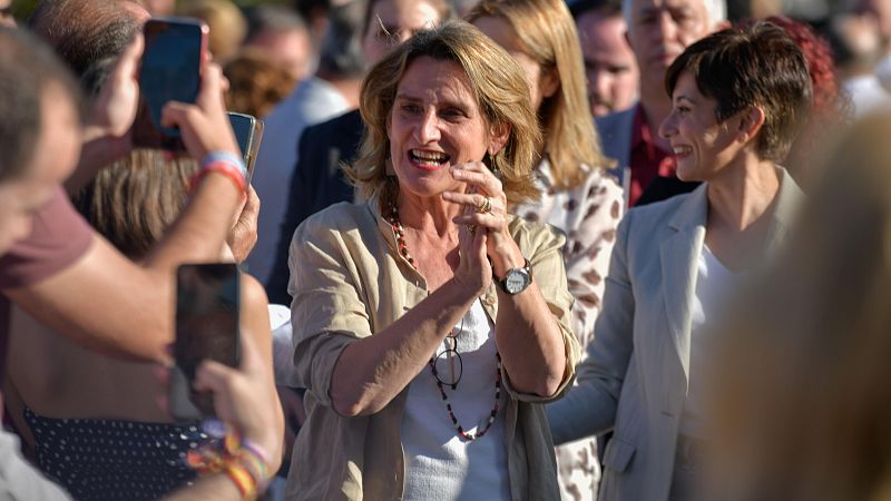 Teresa Ribera aplaude junto a los militantes en un acto en Ciudad Real